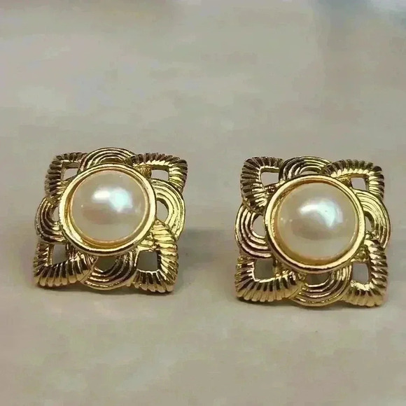 Gold tone fuax pearl earrings vintage style - Picture 4 of 15